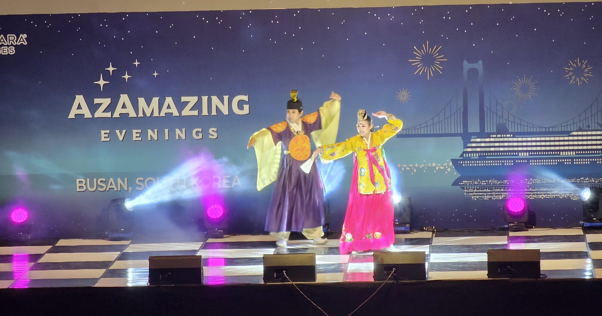 무대 공연 음향과 조명이 설치된 행사 현장